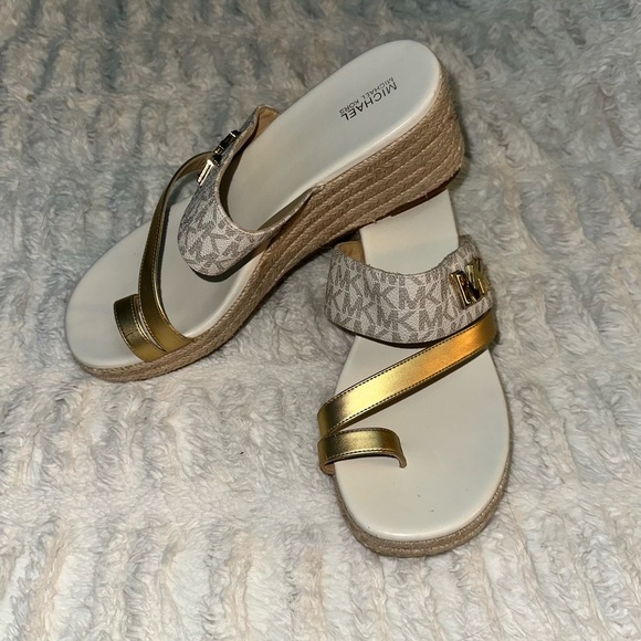 Michael Kors monogram Sidney toe sandal - Picture 3 of 17